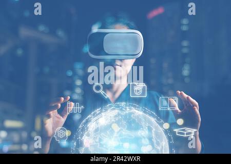 Frau mit VR-Brille und Zugriff auf Cloud Computing-Technologie Internet Storage Network Concept und eine große Datenbank Big Data über Internet-Technologie Stockfoto