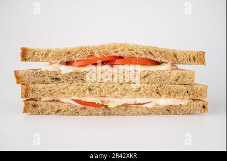 Sandwich mit frischer Tomate und Soße Stockfoto