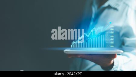 Investoren analysieren Wachstumsdiagramme und investieren in die Börse. Planung und Strategie für Börsenhändler oder Geschäftsfrau, die online zu Hause arbeitet. Stockfoto