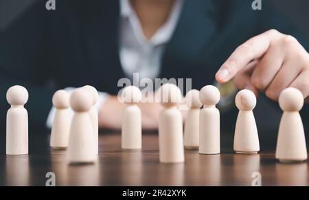 Der Manager wählt ein Team aus und stellt es ein, um Geschäftserfolg zu erzielen. Der HR-Manager oder der Arbeitgeber wählt den Mitarbeiter aus. Leader hebt sich von der Masse ab. Sieh Nach Stockfoto