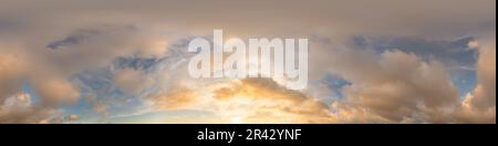 Sonnenuntergang über dem Himmel mit glühenden goldenen Cumulus-Wolken. Nahtloses hdr 360-Panorama im kugelförmigen, rechteckigen Format. Voller Zenit für 3D Stockfoto