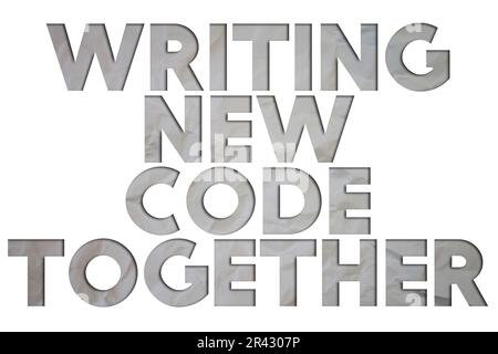 Text mit neuem Code mit zerrissenem, zerknittertem Weißbuch auf farbigem Hintergrund schreiben. Stockfoto