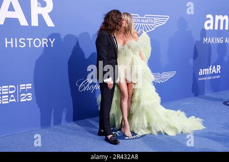 Tom Kaulitz mit Ehefrau Heidi Klum bei der 29. AmfAR Gala Cannes im Rahmen vom Festival de Cannes 2023 / 76. Internationale Filmfestspiele von Cannes im Hôtel du Cap-Eden-Roc. Antibes, 25.05.2023 Stockfoto