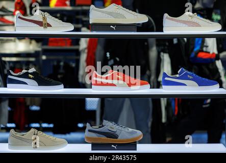 Herzogenaurach, Deutschland. 24. Mai 2023. Logo und Schriftzug des Sportartikelherstellers Puma sind auf Schuhen in einem Puma-Geschäft zu sehen. Kredit: Daniel Karmann/dpa/Alamy Live News Stockfoto