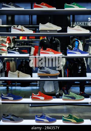 Herzogenaurach, Deutschland. 24. Mai 2023. Logo und Schriftzug des Sportartikelherstellers Puma sind auf Schuhen in einem Puma-Geschäft zu sehen. Kredit: Daniel Karmann/dpa/Alamy Live News Stockfoto