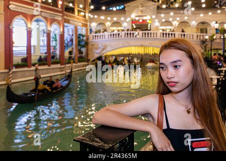 Attraktives, junges philippinisches Mädchen, das vor Gondeln posiert, Venice Grand Canal Mall, Taguig City, Manila, Philippinen Stockfoto