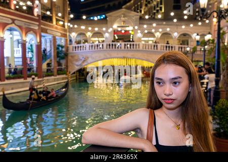 Attraktives, junges philippinisches Mädchen, das vor Gondeln posiert, Venice Grand Canal Mall, Taguig City, Manila, Philippinen Stockfoto