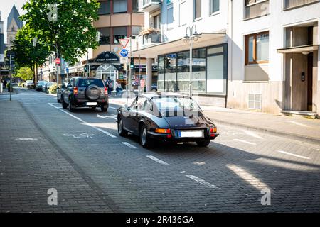 Koblenz, Deutschland, 25. Mai 2023: Ein klassischer Porsche 912, der durch die Stadt fährt. Stockfoto