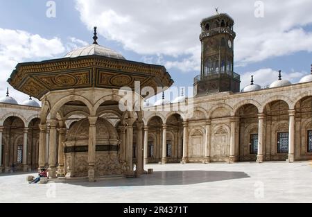 Abluftspringbrunnen und antike Wache in der Alabastermoschee. Kairo, Ägypten Stockfoto