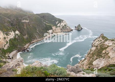 Die dramatische Küste der Insel Santa Cruz im Channel Islands National Park umfasst Klippen und den pazifik. Stockfoto