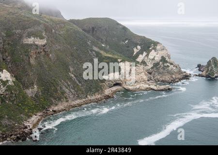 Die dramatische Küste der Insel Santa Cruz im Channel Islands National Park umfasst Klippen und den pazifik. Stockfoto