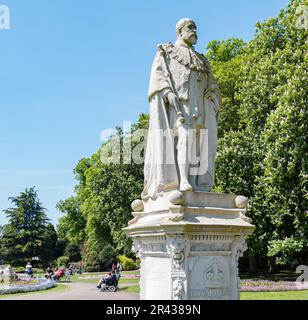 Eine Portland-Steinstatue von König Edward VII, die stolz auf einem Sockel im Beacon Park, Lichfield, steht. Stockfoto