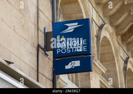 lyon , Aura France - 05 01 2023 : La Banque Postale Logo Schild und Markenname Fassade Blau der französischen Bank Post Agentur Stockfoto