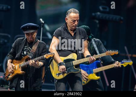 Amsterdam, Niederlande. 25. Mai 2023. Bruce Springsteen und Nils Lofgren treten zusammen mit der E Street Band in der Johan Cruijff Arena auf einer Tour durch das europäische Stadion The Boss auf. ANP PAUL BERGEN netherlands Out – belgien Out/Alamy Live News Stockfoto