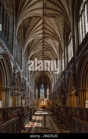 Lichfield Cathedral Chor oder Quire mit seinem beeindruckenden Gewölbedach. Das Innere der Kathedrale von Lichfield, ohne dass Menschen erschossen werden. Stockfoto