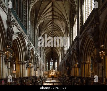 Lichfield Cathedral Chor oder Quire mit seinem beeindruckenden Gewölbedach. Das Innere der Kathedrale von Lichfield, ohne dass Menschen erschossen werden. Stockfoto