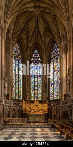 Die Lady Chapel, innerhalb der Lichfield Kathedrale, mit wunderschönen Buntglasfenstern und einer Rippgewölbedecke. Das gotische Innere der Lichfield-Kathedrale. Stockfoto