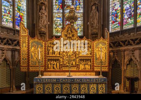 Detail des goldenen Altars in der Lady Chapel der Lichfield Kathedrale. Innenseite der Kathedrale von Lichfield mit Altar und Buntglasfenstern. Stockfoto