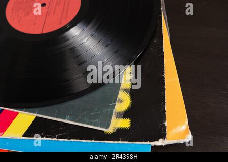 Schallplatten und verschiedene Alben mit Platten Stockfoto