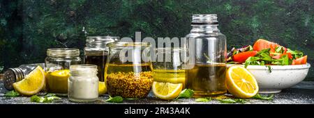 Verschiedene hausgemachte Salatdressings. Set mit verschiedenen Salatsoßen, Öl, Vinaigrette, Senf, Mayonnaise, ranch, Balsamico, Soja, Joghurtdressings Stockfoto