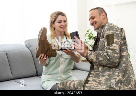 Krankenpflegeuntersuchung oder Beinuntersuchung im Krankenhaus Stockfoto