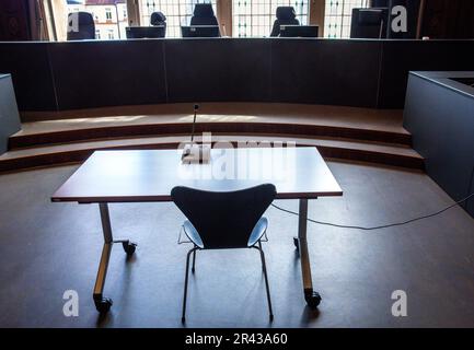 Schwerin, Deutschland. 10. Mai 2023. Tisch und Stuhl für den Zeugenstand im Saal des Landesgerichts Schwerin. Kredit: Jens Büttner/dpa/Alamy Live News Stockfoto