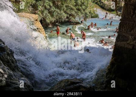 Saturnia, Italien - 13. September 2022: Die Menschen baden in den heißen Quellen der Saturnia Therme, Saturnia, Toskana, Italien Stockfoto
