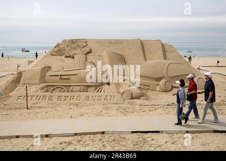 Busan, Südkorea. 26. Mai 2023. Touristen sehen eine Sandskulptur am Haeundae Beach in Busan, Südkorea, 26. Mai 2023. Kredit: Wang Yiliang/Xinhua/Alamy Live News Stockfoto