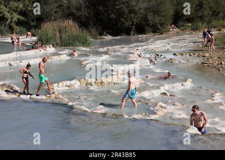 Saturnia, Italien - 13. September 2022: Die Menschen baden in den heißen Quellen der Saturnia Therme, Saturnia, Toskana, Italien Stockfoto
