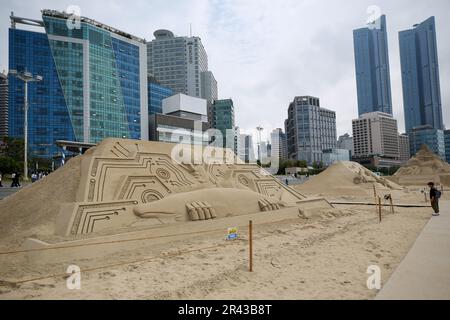 Busan, Südkorea. 26. Mai 2023. Eine Sandskulptur ist am Haeundae Beach in Busan, Südkorea, am 26. Mai 2023 zu sehen. Kredit: Wang Yiliang/Xinhua/Alamy Live News Stockfoto