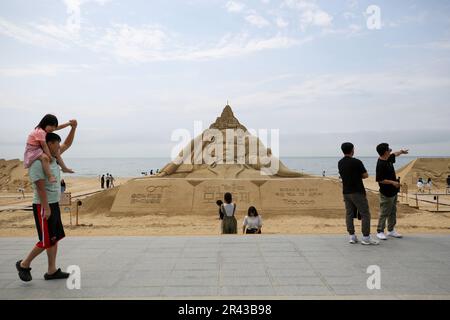 Busan, Südkorea. 26. Mai 2023. Touristen sehen eine Sandskulptur am Haeundae Beach in Busan, Südkorea, 26. Mai 2023. Kredit: Wang Yiliang/Xinhua/Alamy Live News Stockfoto