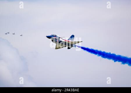 Langkawi, Malaysia. 25. Mai 2023. Das Aerobatikteam der chinesischen Volksbefreiungsarmee (PLA) tritt im August 1. auf der Langkawi International Maritime and Aerospace Exhibition (LIMA 2023) 16. in Langkawi, Malaysia, am 25. Mai 2023 auf. Kredit: Zhu Wei/Xinhua/Alamy Live News Stockfoto