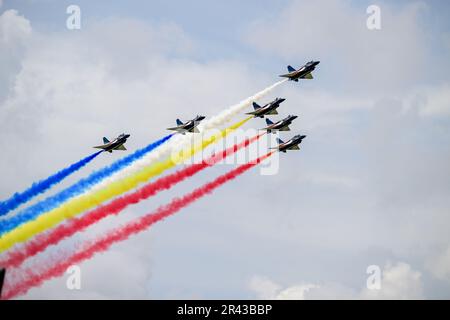 Langkawi, Malaysia. 25. Mai 2023. Das Aerobatikteam der chinesischen Volksbefreiungsarmee (PLA) tritt im August 1. auf der Langkawi International Maritime and Aerospace Exhibition (LIMA 2023) 16. in Langkawi, Malaysia, am 25. Mai 2023 auf. Kredit: Zhu Wei/Xinhua/Alamy Live News Stockfoto