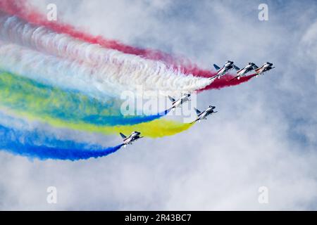 Langkawi, Malaysia. 25. Mai 2023. Das Aerobatikteam der chinesischen Volksbefreiungsarmee (PLA) tritt im August 1. auf der Langkawi International Maritime and Aerospace Exhibition (LIMA 2023) 16. in Langkawi, Malaysia, am 25. Mai 2023 auf. Kredit: Zhu Wei/Xinhua/Alamy Live News Stockfoto