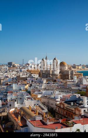 Blick vom Torre Tavira Turm zur Kathedrale von Cadiz und der antiken Küstenstadt Cadiz, Costa de la Luz, Andalusien, Spanien Stockfoto