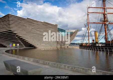 Dundee, Schottland - August 4,2022: RRS Discovery Dampfschiff für die Forschung in der Antarktis, das in einem Museum in Dundee, Schottland, ausgestellt wird Stockfoto