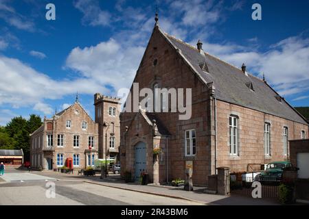 Ballater, Schottland - August 5,2022: Hauptstraße und Stadtzentrum von Ballater in Schottland. Es war die nächstgelegene Station zum Balmoral Castle, ein persönliches Res Stockfoto