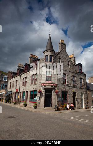 Ballater, Schottland - August 5,2022: Hauptstraße und Stadtzentrum von Ballater in Schottland. Es war die nächstgelegene Station zum Balmoral Castle, ein persönliches Res Stockfoto