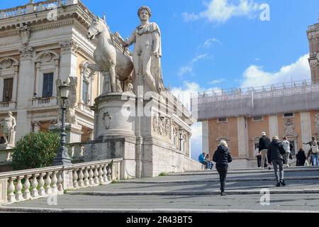 ROM, ITALIEN - 10. MÄRZ 2023: Dies ist eine Statue des Castor Dioscurus am Ende des Aufstiegs zum Kapitolshügel. Stockfoto