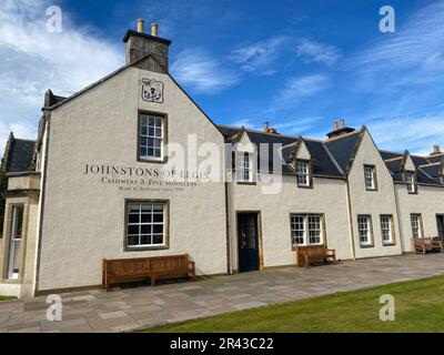 Elgin, Schottland - 8. August 2022: Johnstons of Elgin, auch bekannt als Johnstons Cashmere, stellen Kaschmir und feine Wolltücher, Strickwaren und Stockfoto