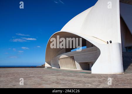 Santa Cruz de Tenerife, Spanien - 22. Juni 2021: Auditorio de Tenerife, Seitenansicht. Ikonisches Gebäude, entworfen vom berühmten spanischen Architekten Sa Stockfoto