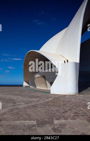 Santa Cruz de Tenerife, Spanien - 22. Juni 2021: Auditorio de Tenerife, Seitenansicht. Ikonisches Gebäude, entworfen vom berühmten spanischen Architekten Sa Stockfoto