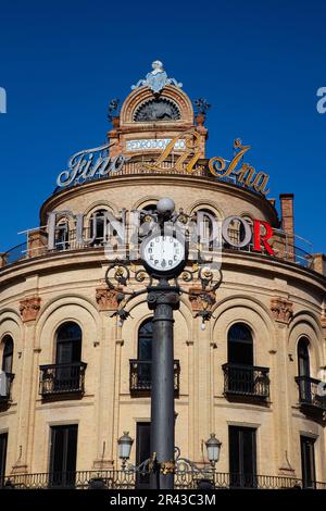 Jerez de la Frontera, Spanien - Februar 8,2022: Das Gallo Azul-Gebäude ist ein schönes Stück Architektur aus dem Jahr 1920s im Zentrum der Provinz Cádáz Stockfoto