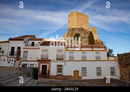 Olvera , Spanien - Februar 11,2022: Schloss Olvera bei Sonnenuntergang. Castillo de Olvera befindet sich in Olvera in der Provinz Cádiz, Südspanien. Es war ein muss Stockfoto