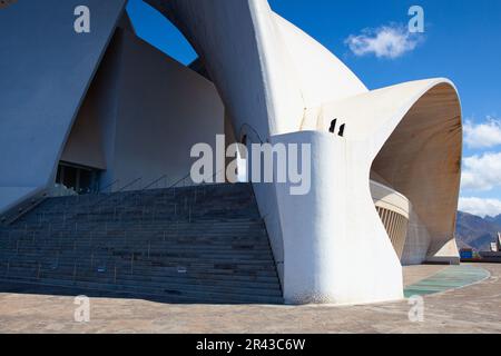 Santa Cruz de Teneriffa, Spanien - 22. Juni 2021: Detail des Auditoriums von Teneriffa. Ikonisches Gebäude, entworfen vom berühmten spanischen Architekten Sa Stockfoto