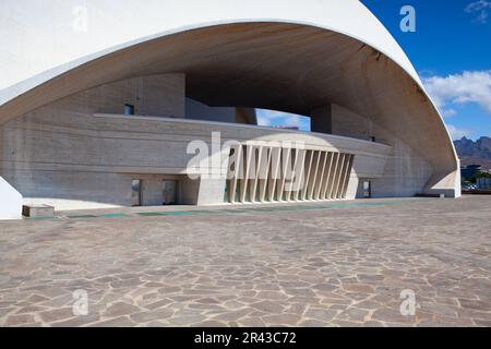 Santa Cruz de Teneriffa, Spanien - 22. Juni 2021: Detail des Auditoriums von Teneriffa. Ikonisches Gebäude, entworfen vom berühmten spanischen Architekten Sa Stockfoto