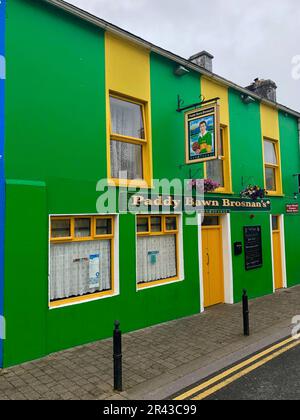 Dingle, Irland - Juli 15,2018: Paddy Bawn Brosnans Pub in Dingle. Dingle ist eine Stadt in County Kerry, Irland. Die einzige Stadt auf der Dingle-Halbinsel Stockfoto