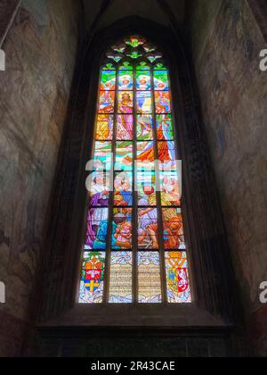 Kutná Hora, Tschechische Republik - 19. Mai 2023: Das Innere von St. Barbara's Kirche. Buntglasfenster mit Szenen aus dem Leben der Heiligen Stockfoto