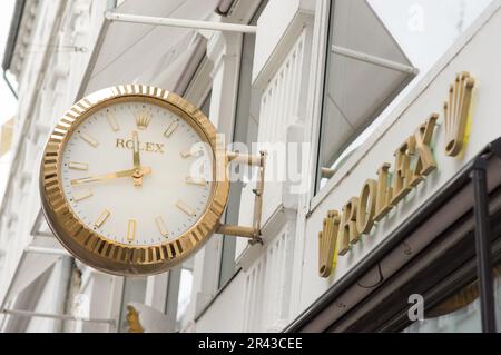 Kopenhagen, Dänemark - 9. April 2023: Weiße Rolex-Uhr und Rolex-Logo auf der Fassade eines Ladens Rolex ist ein Schweizer Uhrendesigner und -Hersteller Stockfoto