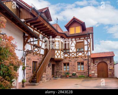 Idyllisches traditionelles Fachwerkhaus an der südlichen Weinstraße in Rheinland-Pfalz Stockfoto